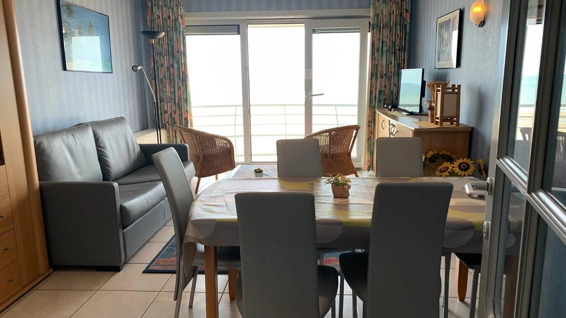 Zeezicht III - Modern Seaview Apartment With Swimmingpool T42 Ostende 0*,  Bélgica